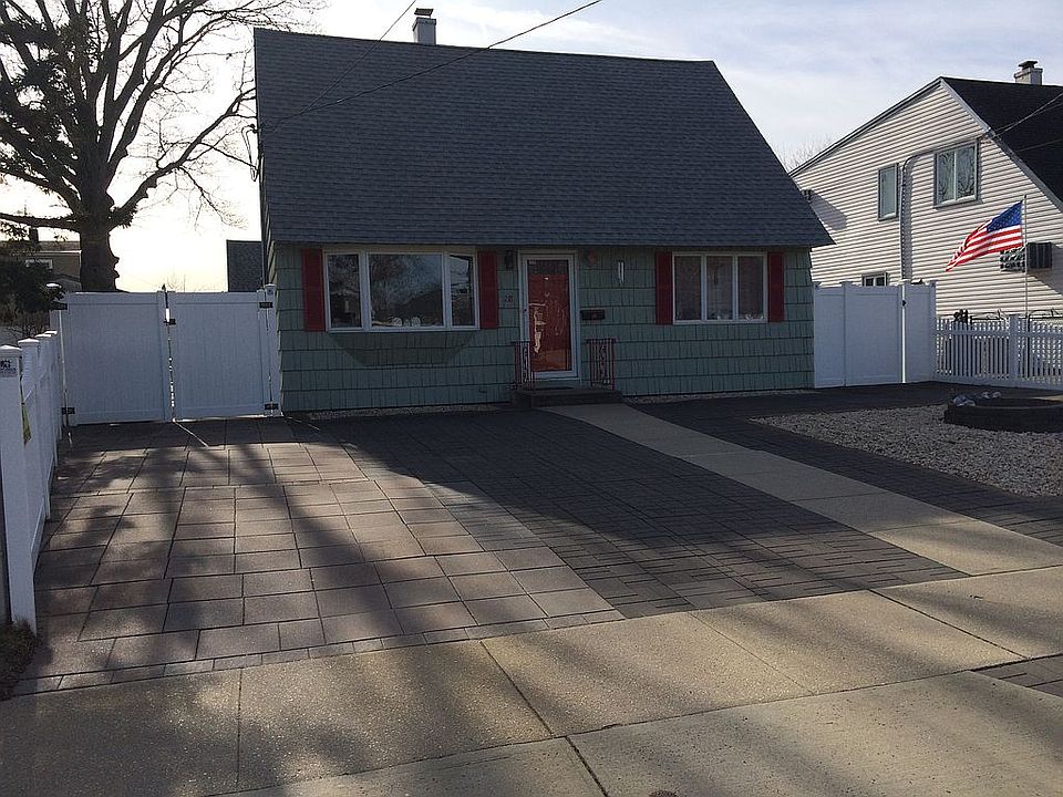 1st image of 218 Lake St