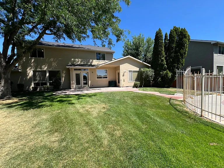 811 E Knoll Ct — Photo 50
