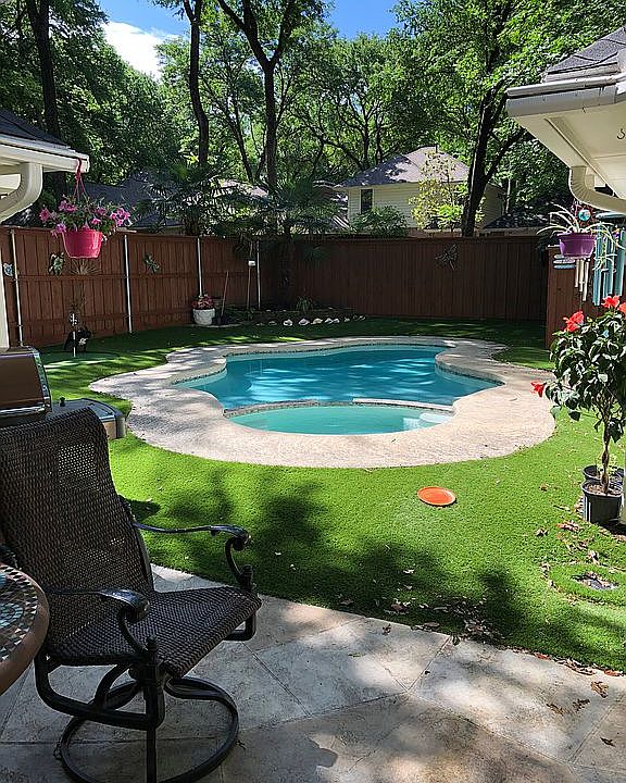 2nd image of 822 Torrey Pines Ln