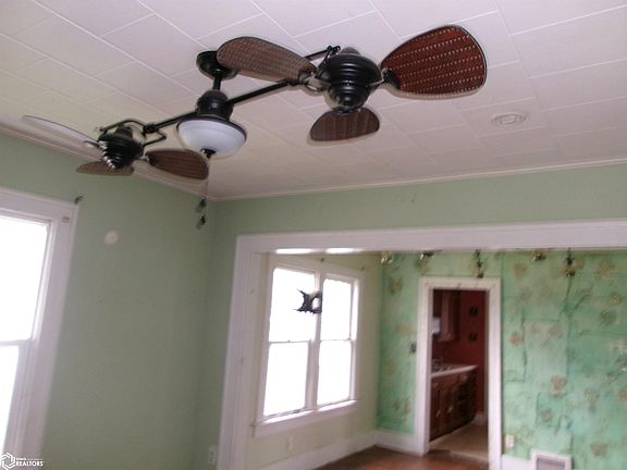 3rd image of 105 W Irving St
