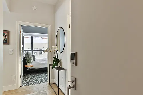 Stunning & Bright 1BD/1BA Doorman Condo w/ City Views, Large Private Patio, In unit Lndry. & Pkg.... — Photo 2