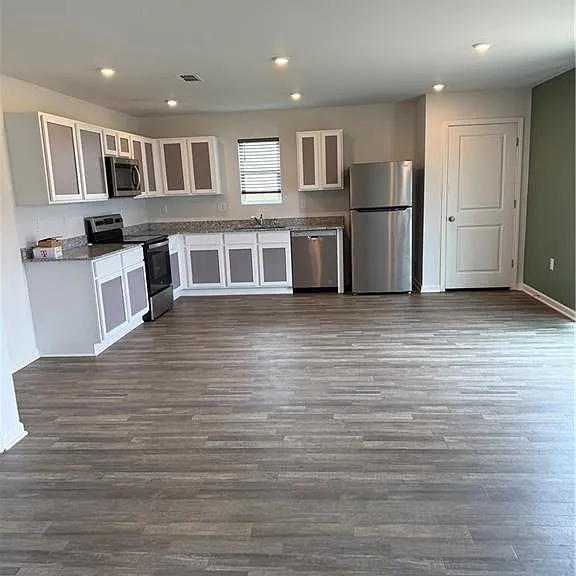 128 Oxford Ln — Photo 2