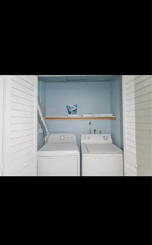 Waterfront Back Room for Rent - Direct Hot Tub Access Location: (Rio Vista / Tarpon River area) — Photo 3