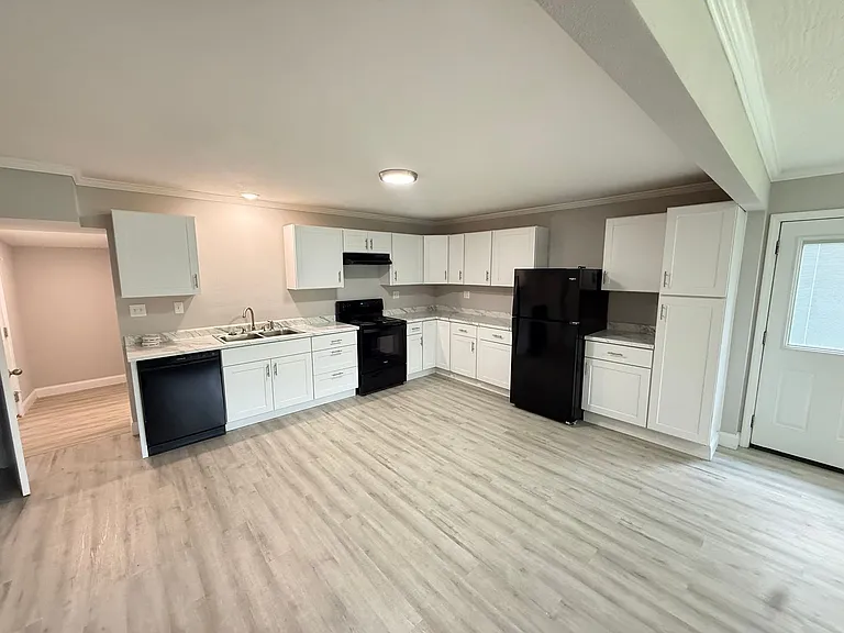 1477 E Lindberg St — Photo 3