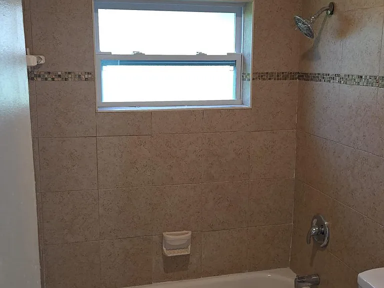 2736 Seneca Ave — Photo 15