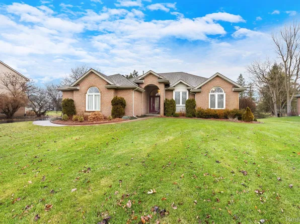 10259 Royce Dr, South Lyon, MI 48178