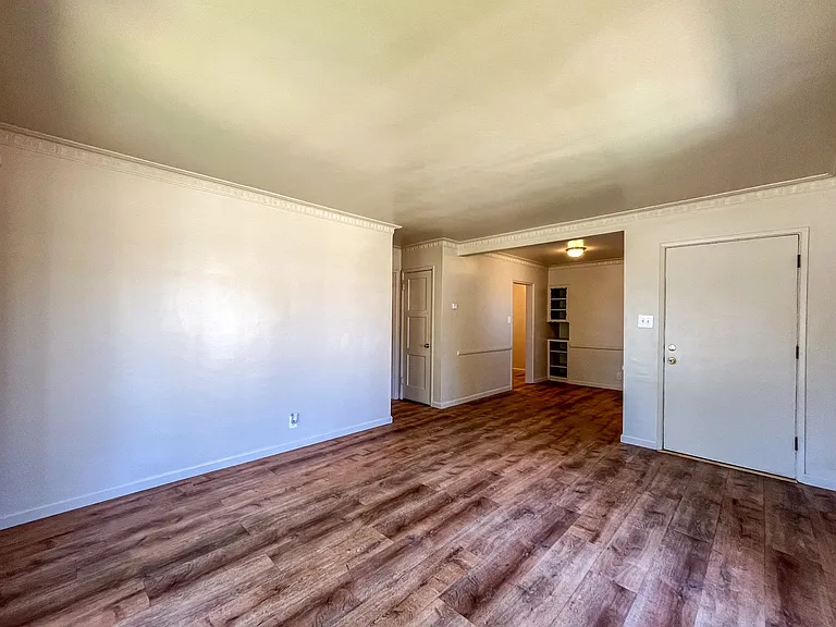 6605 S Van Ness Ave — Photo 9