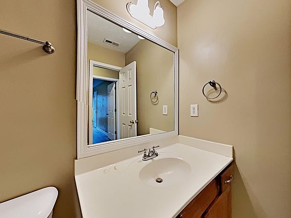 5th image of 174 Baymount Dr