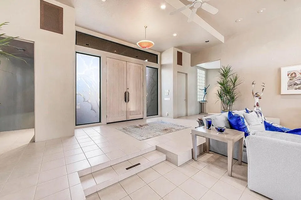 4 bed, 4.5 bath, 5007 sqft, $19,000 — Photo 2