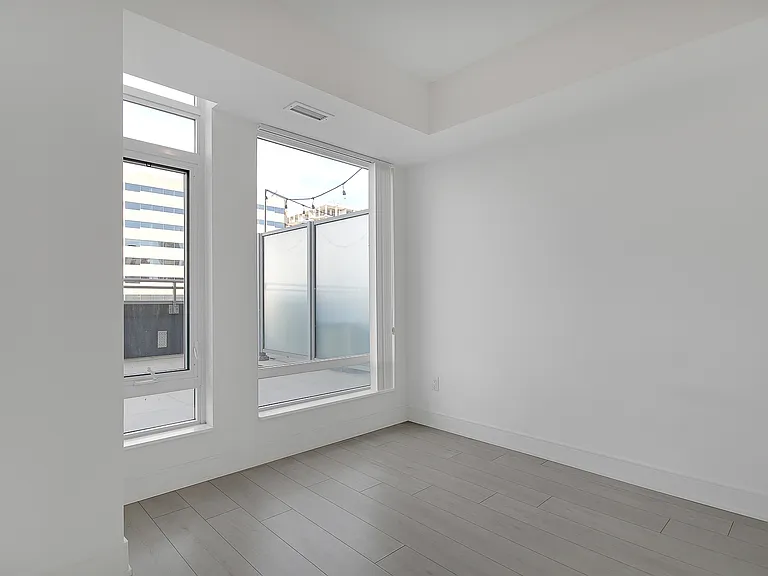 525 Adelaide St W — Photo 6