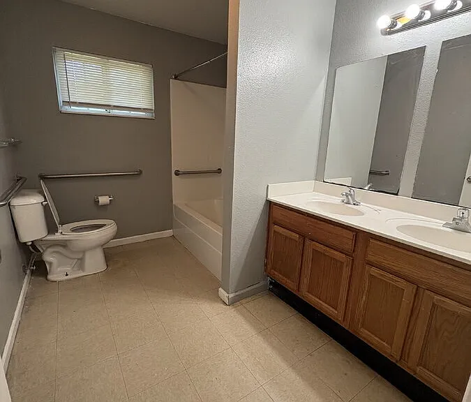 708 W Warren St — Photo 10