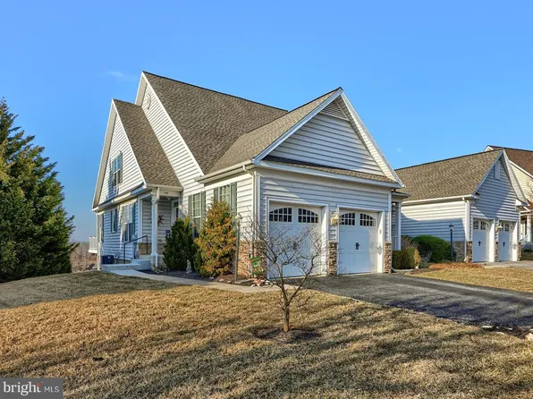 900 Cougar Pointe Cir, Seven Valleys, PA 17360