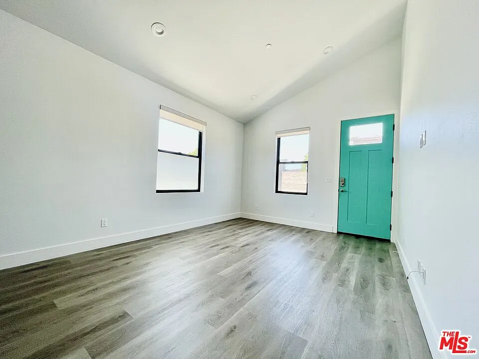 2 bed, 1.0 bath, 850 sqft, $3,300 — Photo 4