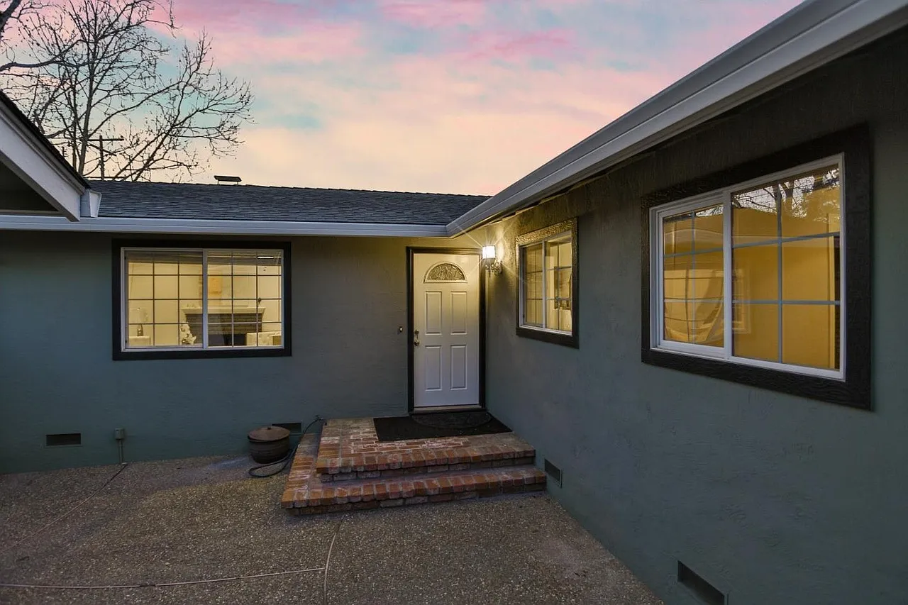 782 Laurel Dr photo 1