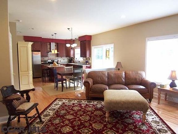 5th image of 55 Greenmeadow Ln