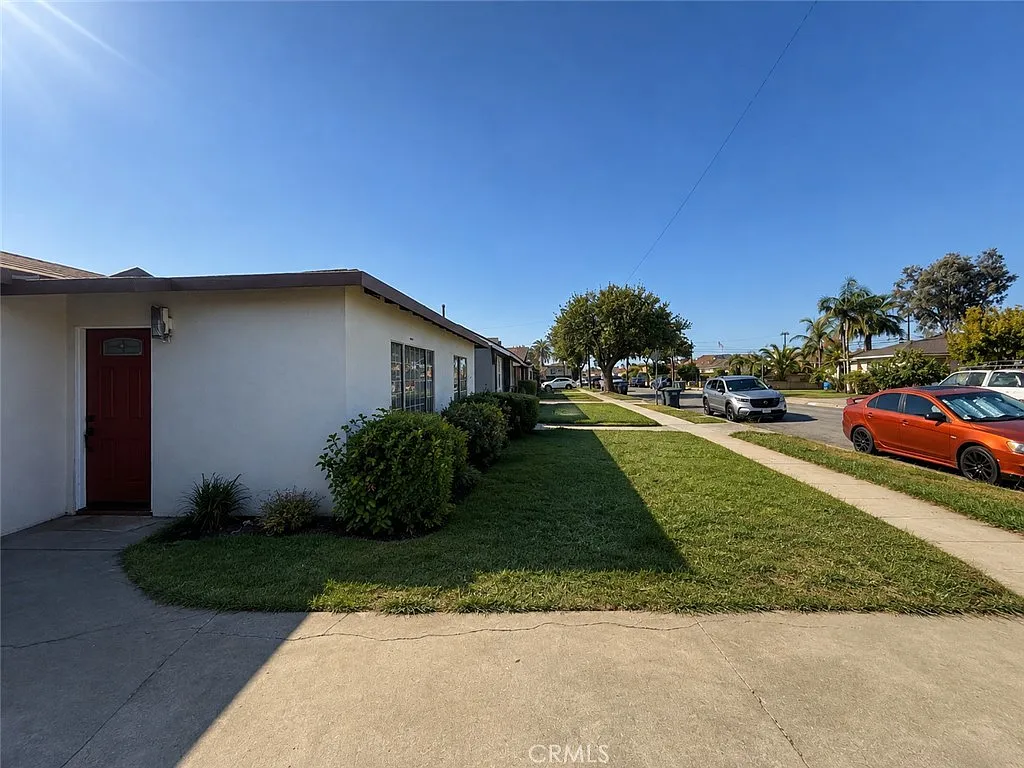 3 bed, 1000 sqft, $3,400 — Photo 2