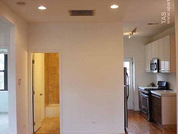 3rd image of 1212 W Foster Ave #2C