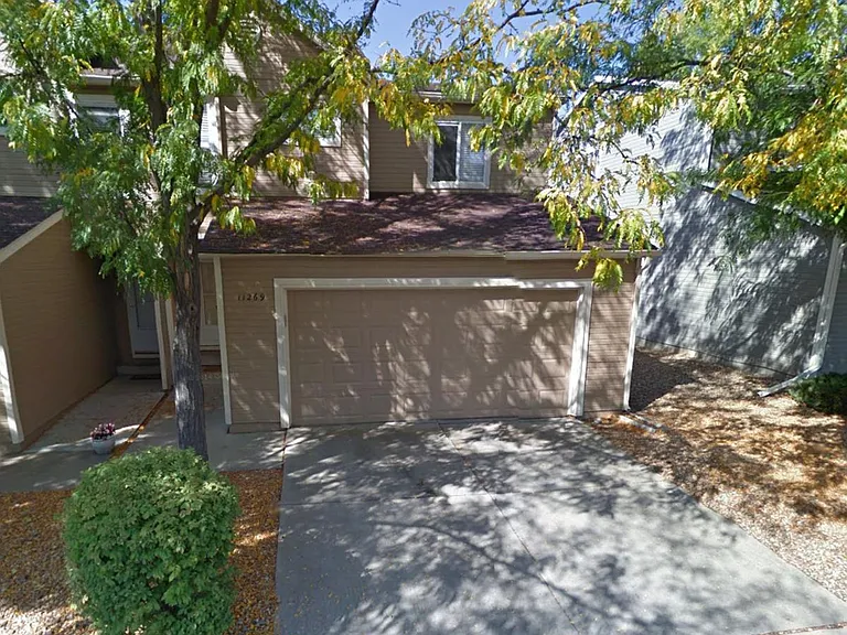 Front of Townhouse with 1 shared wall!
