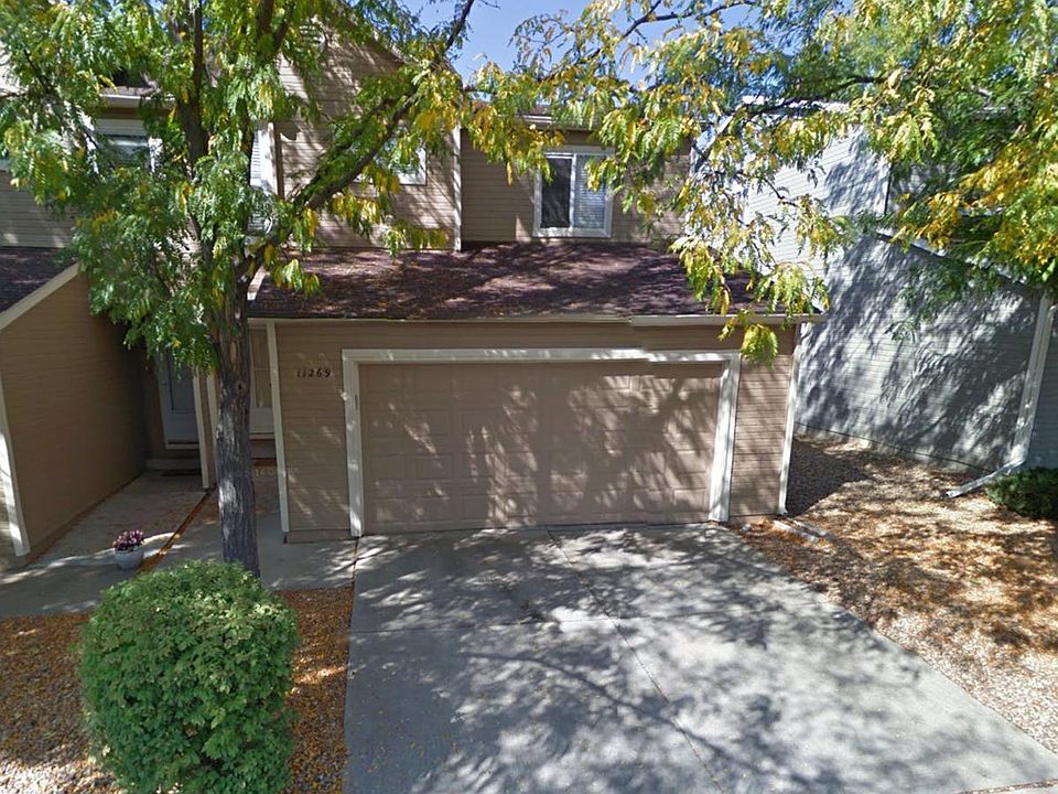 Front of Townhouse with 1 shared wall!