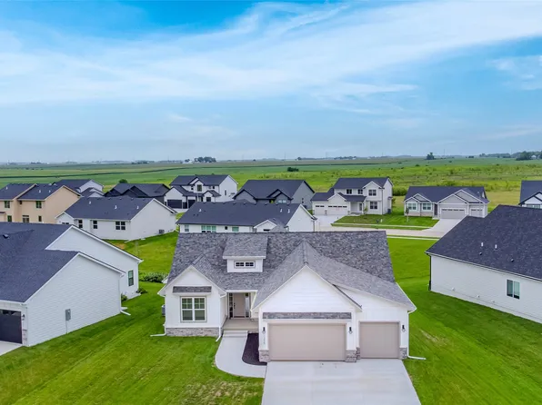 1395 NW Red Oak Dr, Waukee, IA 50263