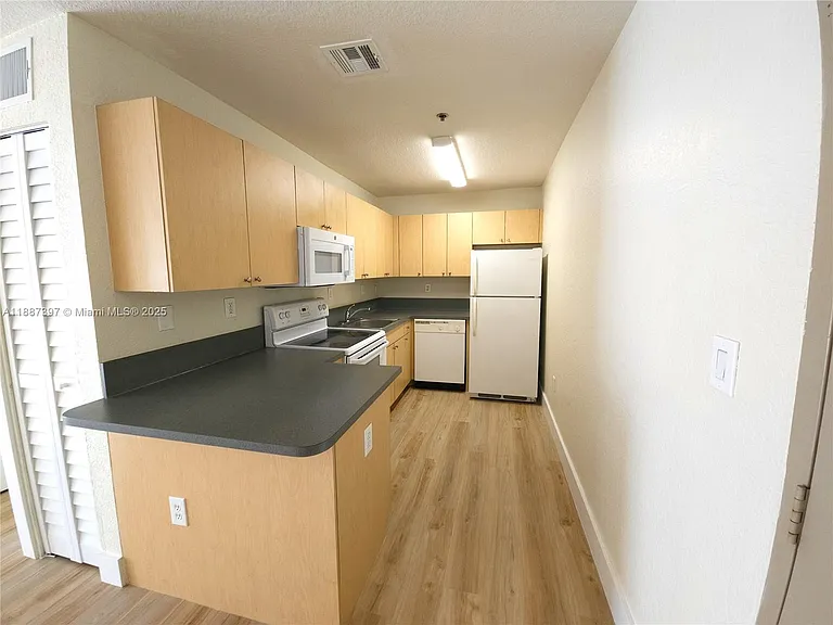 437 SW 7th St #201 — Photo 6