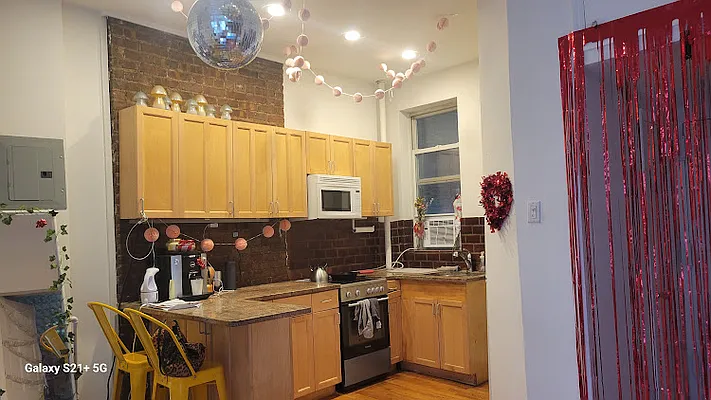 Rented by Chartwell Manhattan Realty | media 16