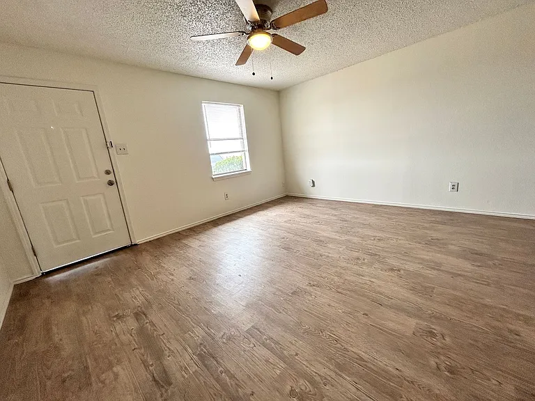 4604 Erskine St — Photo 3