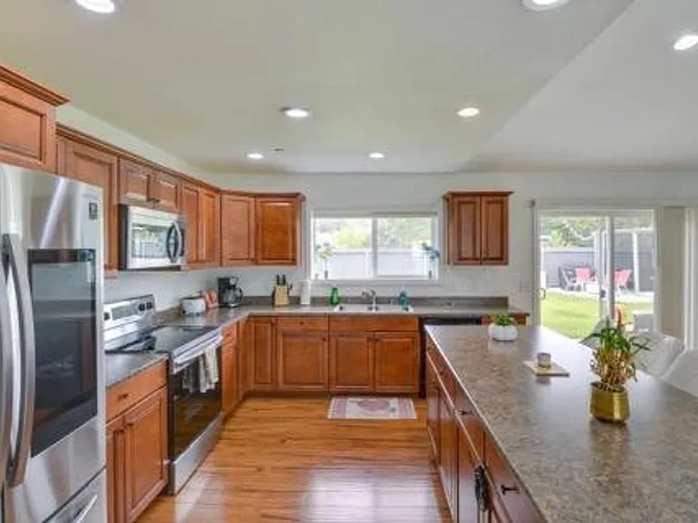 1680 Arlington Dr — Photo 6