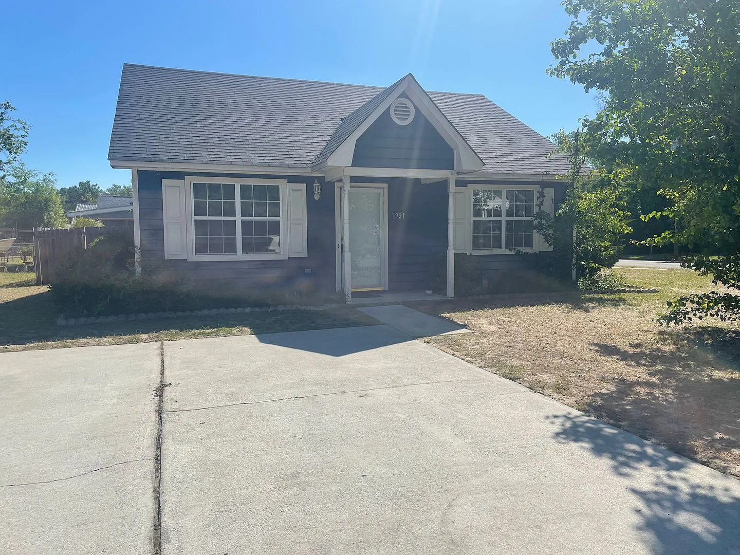 1921 Oak Street — Photo 2