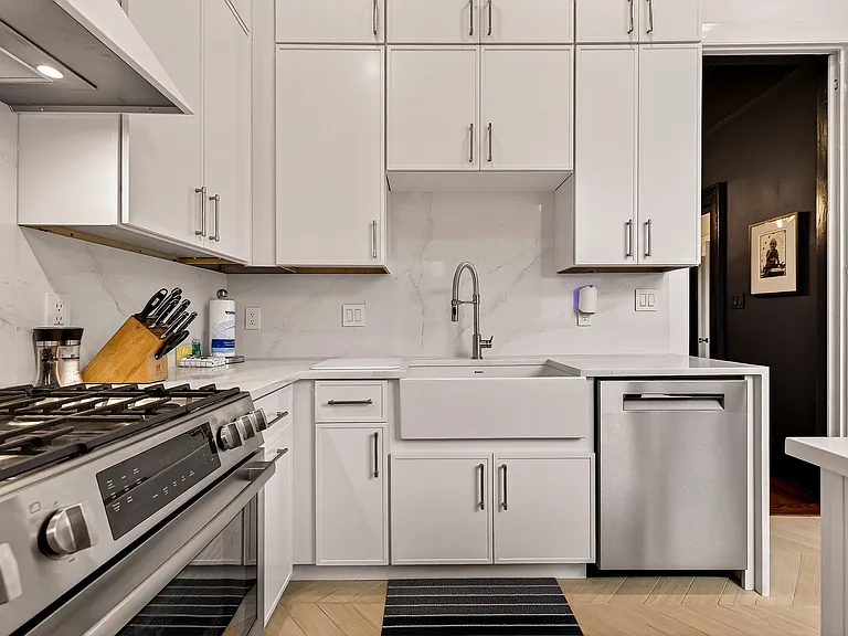 313 W Bolton St — Photo 16