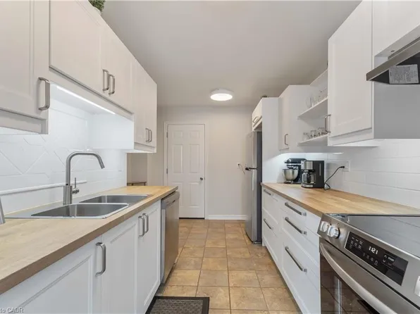 300 Rexford Dr #22, Hamilton, ON L8W 1P5