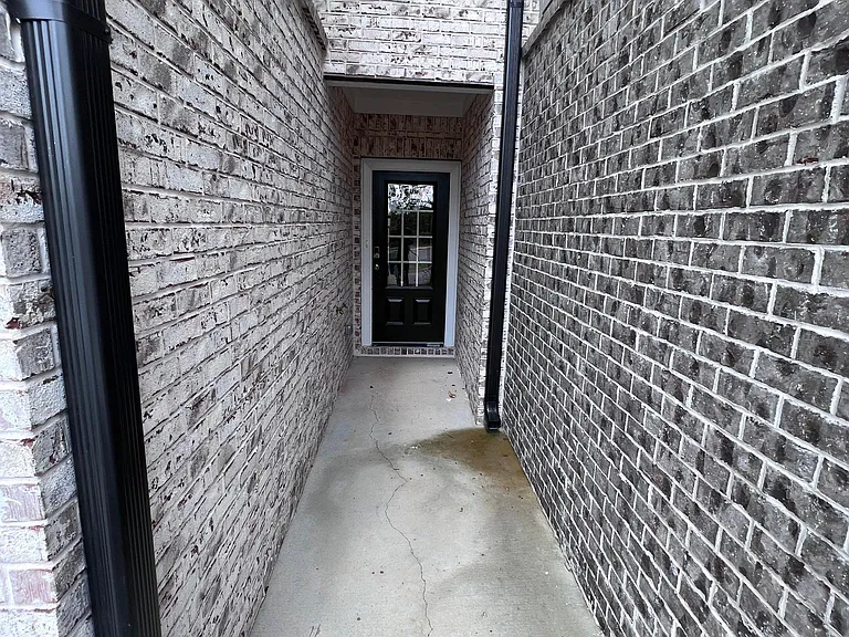 830 Sunny Lake Dr — Photo 2