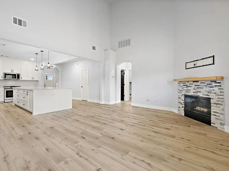 502 Sherwood Ct — Photo 6