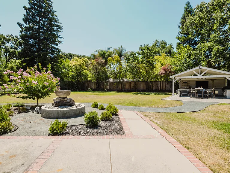 35 Sandra Ct — Photo 27