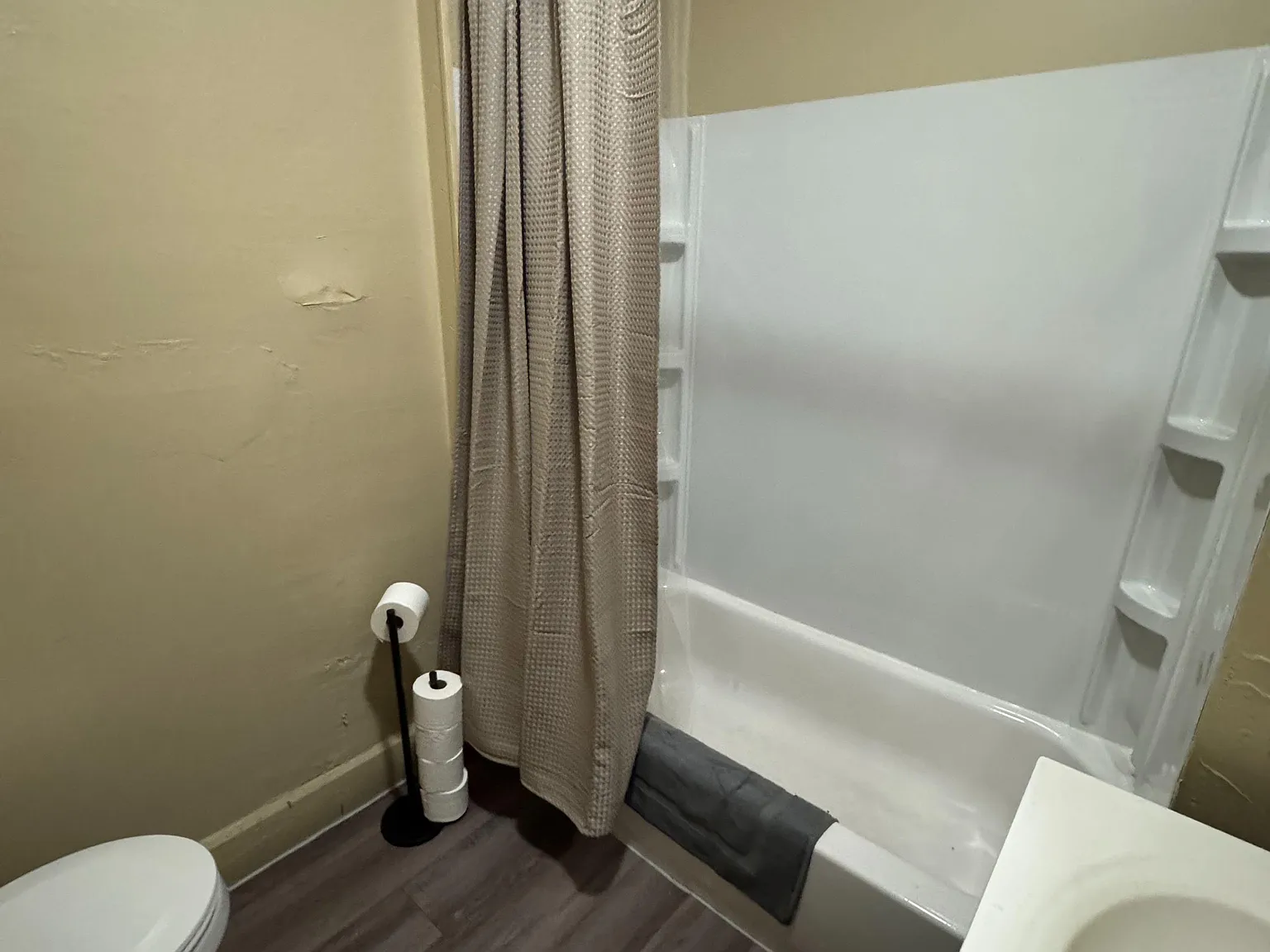 4 bed, 2.0 bath, 1737 sqft, $832 — Photo 2