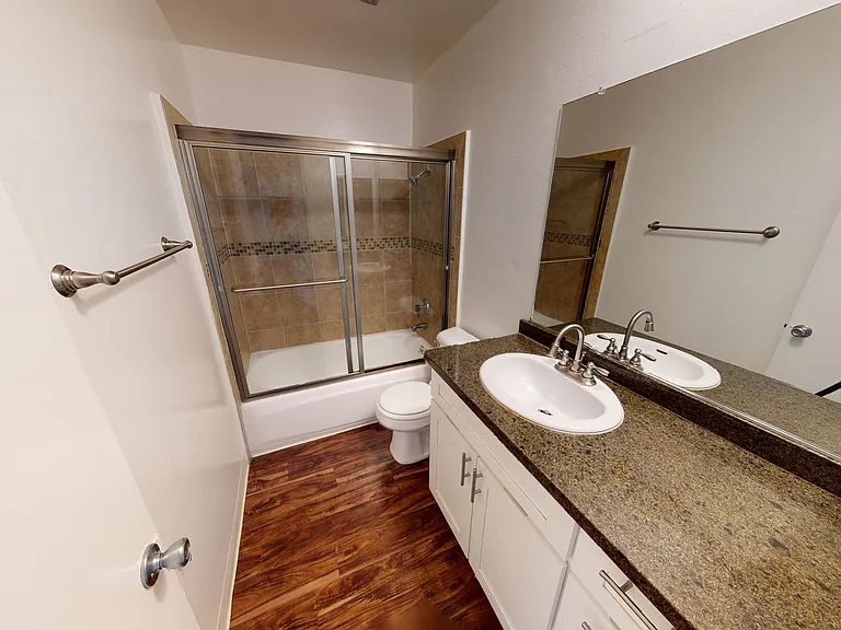 Royal Terrace Apartments — Photo 21