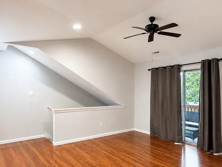 440 Atlanta Ct — Photo 3