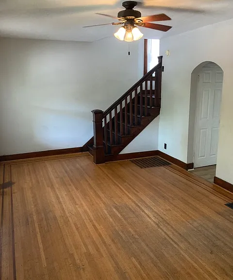2124 Crittenden Dr — Photo 3