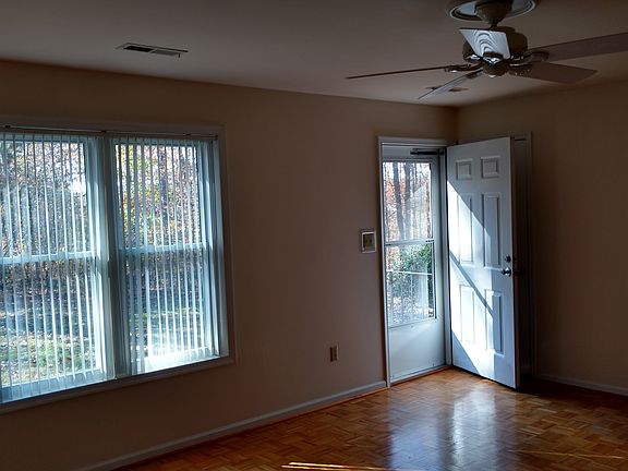 Loving room, front door