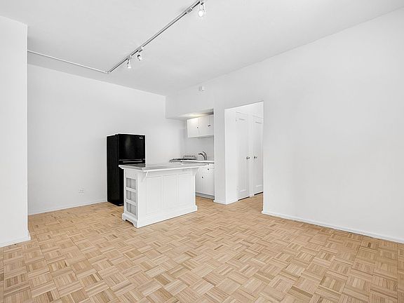 2nd image of 4501 Broadway APT 1C