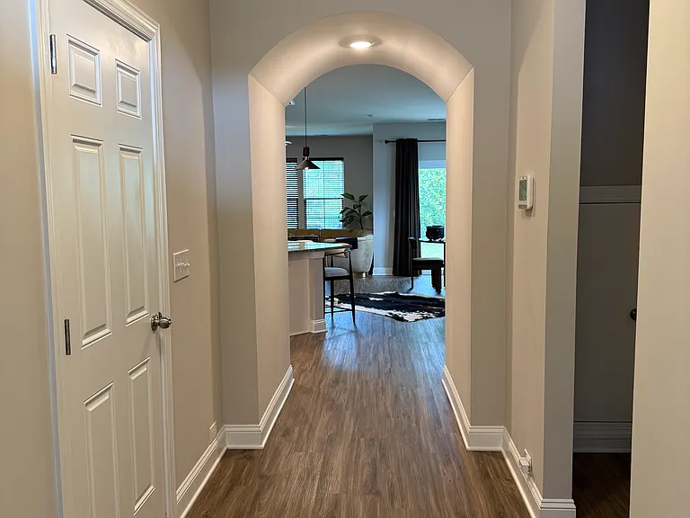 306 Clarendon Ct — Photo 5