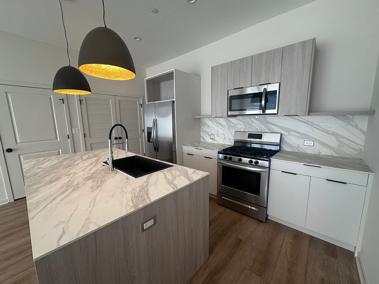 1 bed, 1.5 bath, 850 sqft, $2,500 — Photo 1