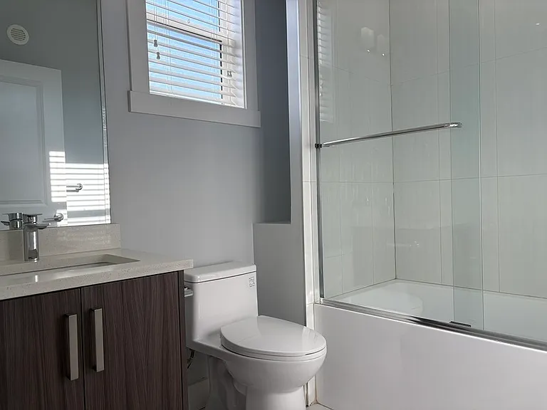 1025 Stockwell Ave #3 — Photo 12