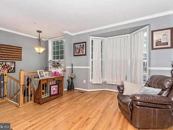 LIVING ROOM W/ BAY WINDOW