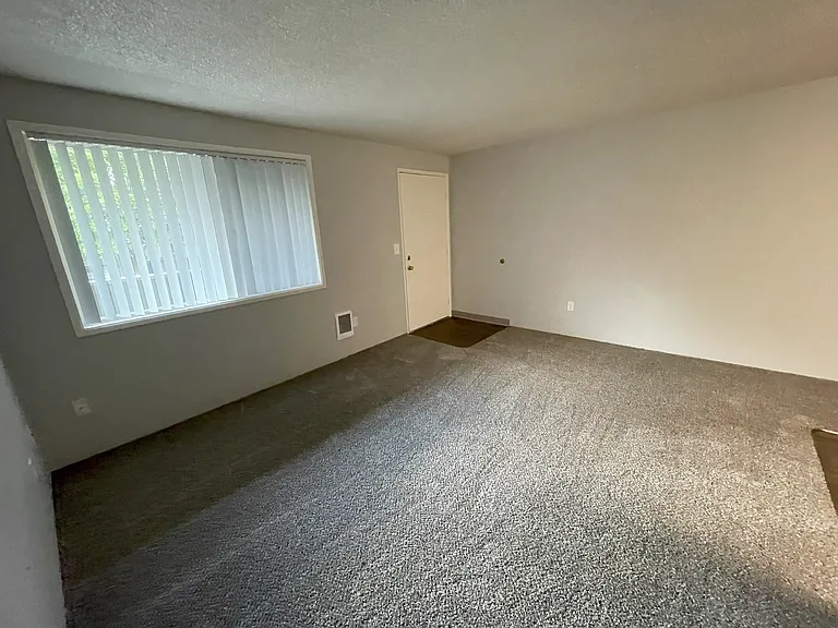 Eagle Pointe Apartments — Photo 12