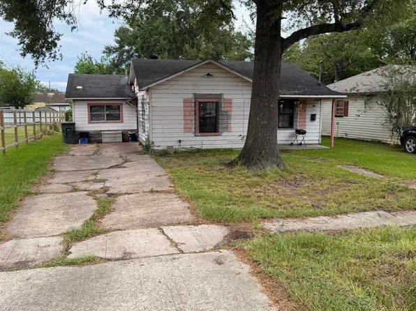 2082 Primrose St, Beaumont, TX 77703
