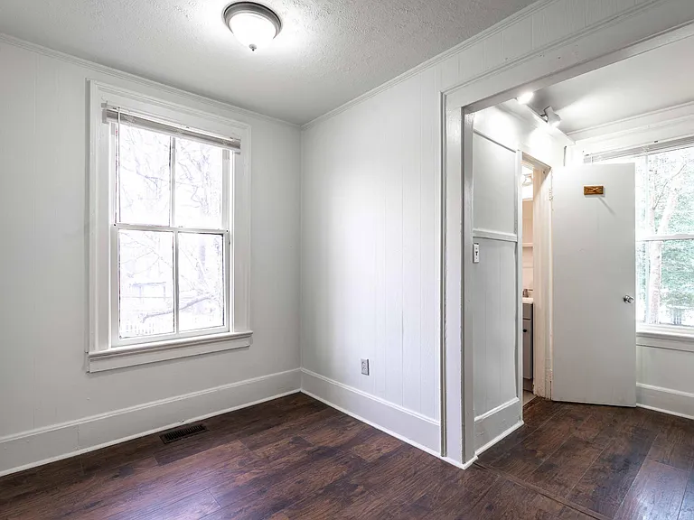 695 Queen St SW #4 — Photo 13