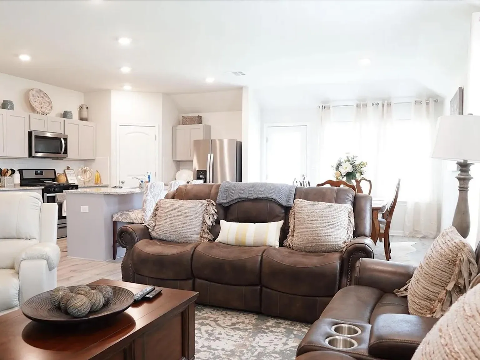 4 bed, 1820 sqft, $2,349 — Photo 3