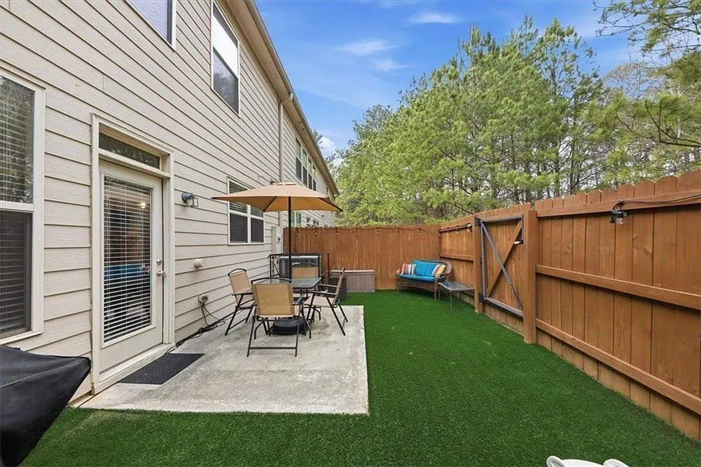 3 bed, 2.5 bath, 1922 sqft, $2,600 — Photo 3