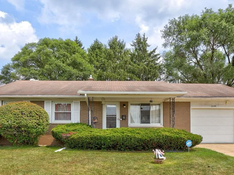 3226 S Auburn Dr — Photo 1